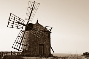 1. a imagem um é de um moinho de vento construído na Europa durante a idade  média. a imagem 2 retrata 